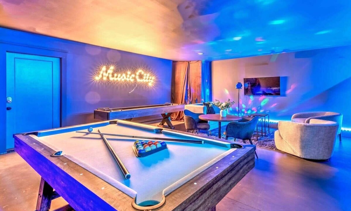Eastwood House | Huge Lux Home! 17 beds! Insta! Baller Game Room!
