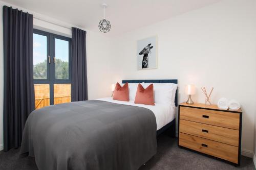 Failsworth Apartment | Huge Modern 5BR Home - Perfect For Long Stays!