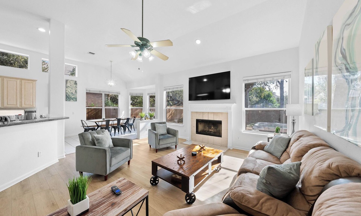 West San Antonio House | Huge Oasis! 5/4 HOUSE w/Hot Tub Beautiful!