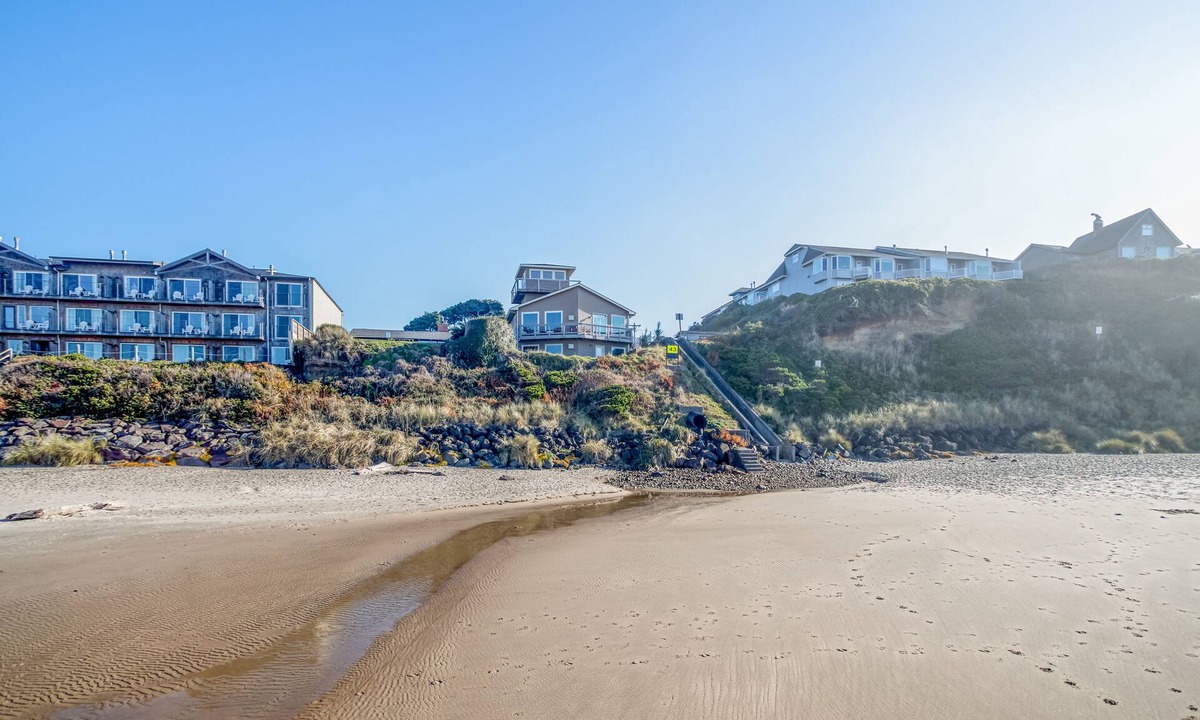 Lincoln City House | Huge Oceanfront Home has Two Great Rooms for Large Groups!