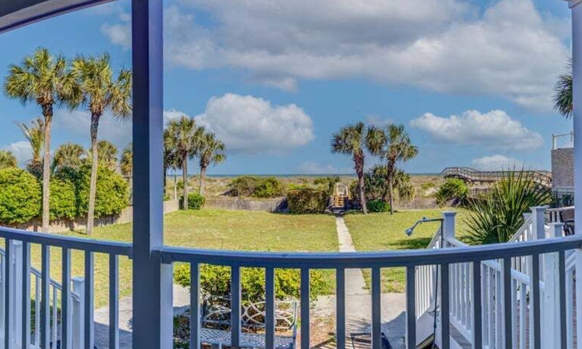 Golden Mile House | Huge oceanfront pet friendly home with large yard