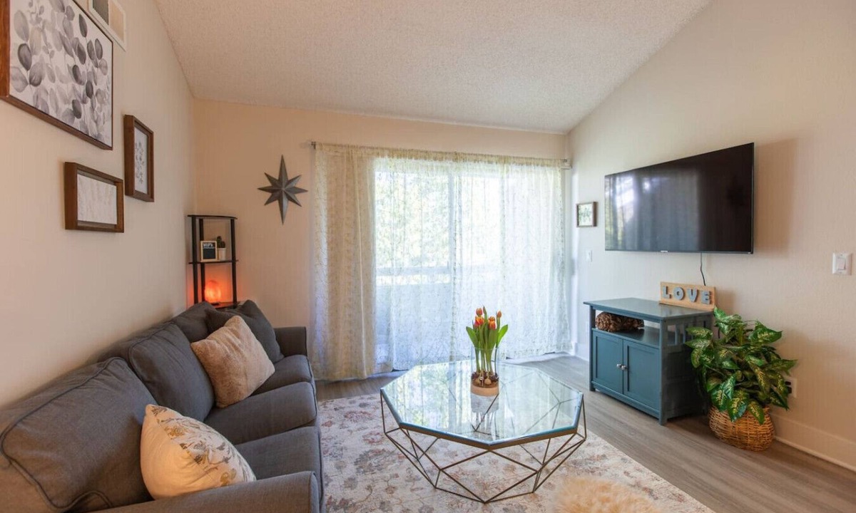 Ivey Ranch - Rancho Del Oro Apartment | Huge Oceanside 2BR Apartment|King & 2 Queen beds