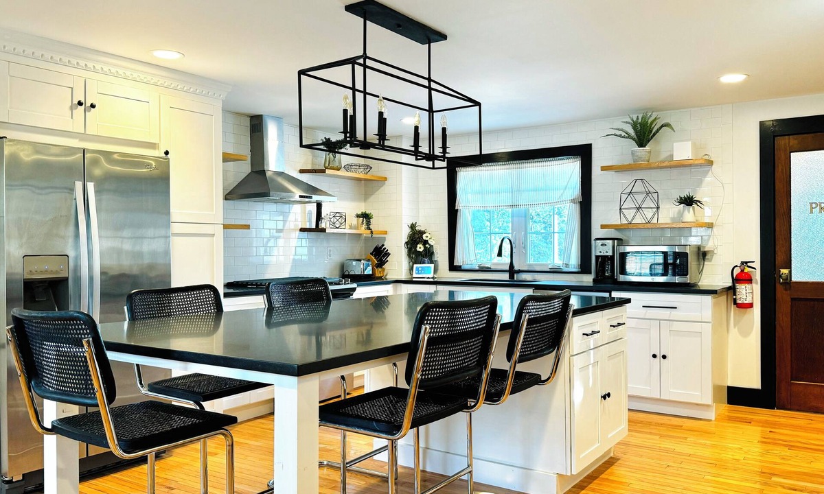 Maplewood House | Huge Patio & Private Parking - 2BR 2BA - Near NYC EWR FIFA MetLife Stadium