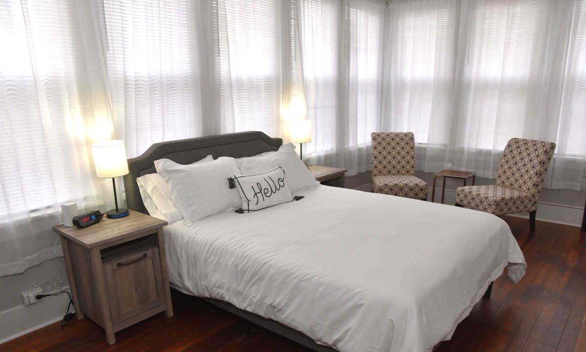 Burlington Apartment | HUGE Pet Friendly 2 Bedroom Apartment Close To Everything In Town!