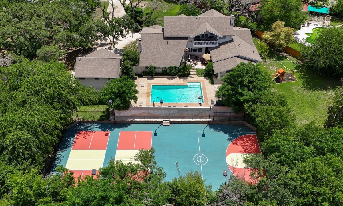 Leon Valley House | Huge Pickleball Mansion~Sleeps 26~Pool & Hot Tub