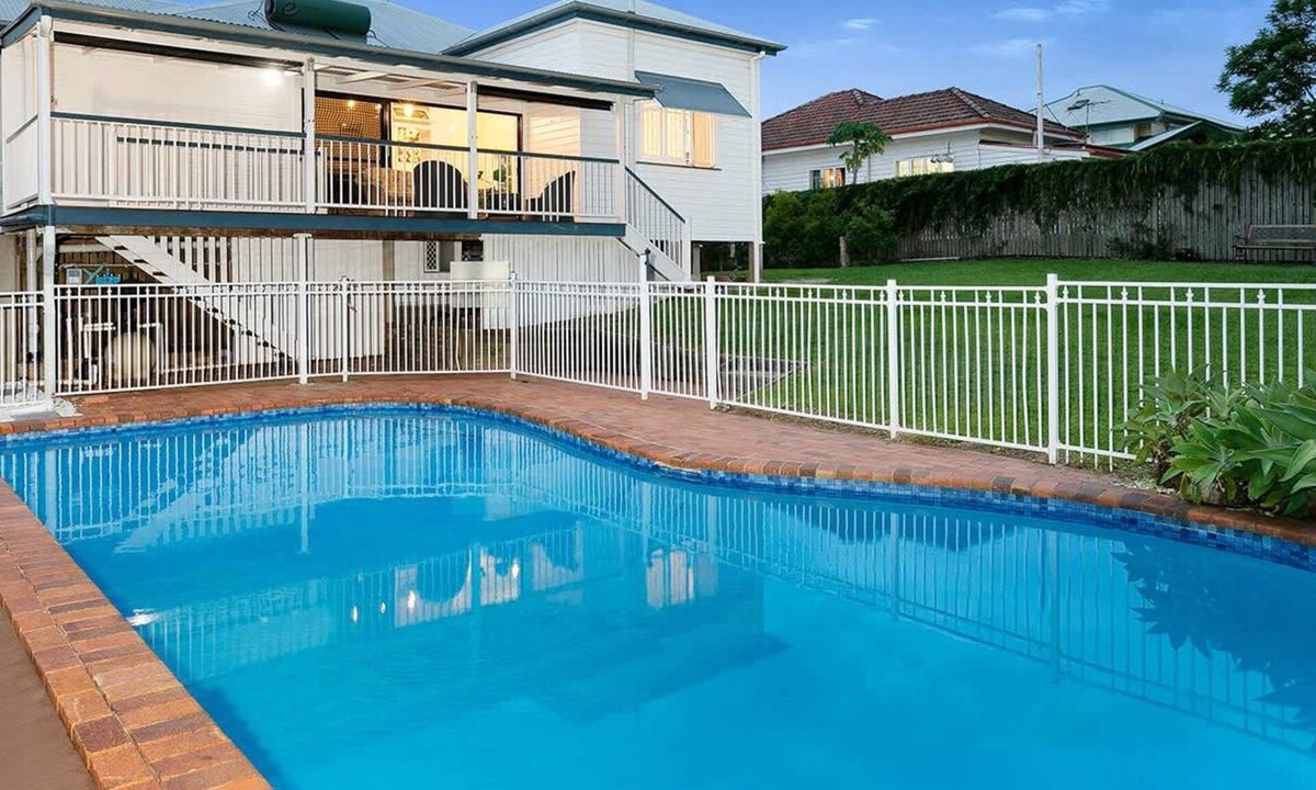 Indooroopilly House | Huge Pool|Indooroopilly Queenslander|Pet Friendly