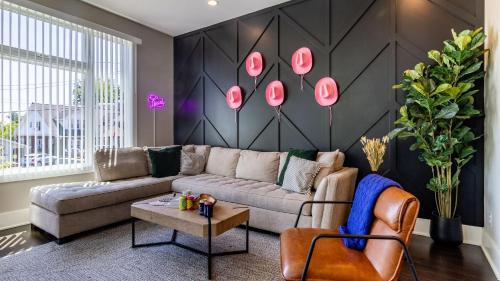 Historic Waverly House | Huge Private Rooftop Deck w Firepit Putt-Putt 8 Mins to Broadway Doralee