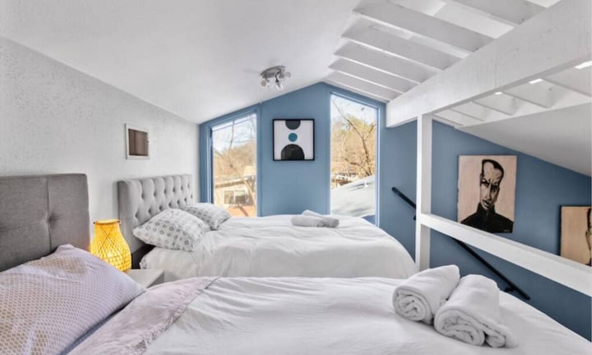 Barton Hills Villa | Huge Private Villa near Downtown - 12 Real Beds