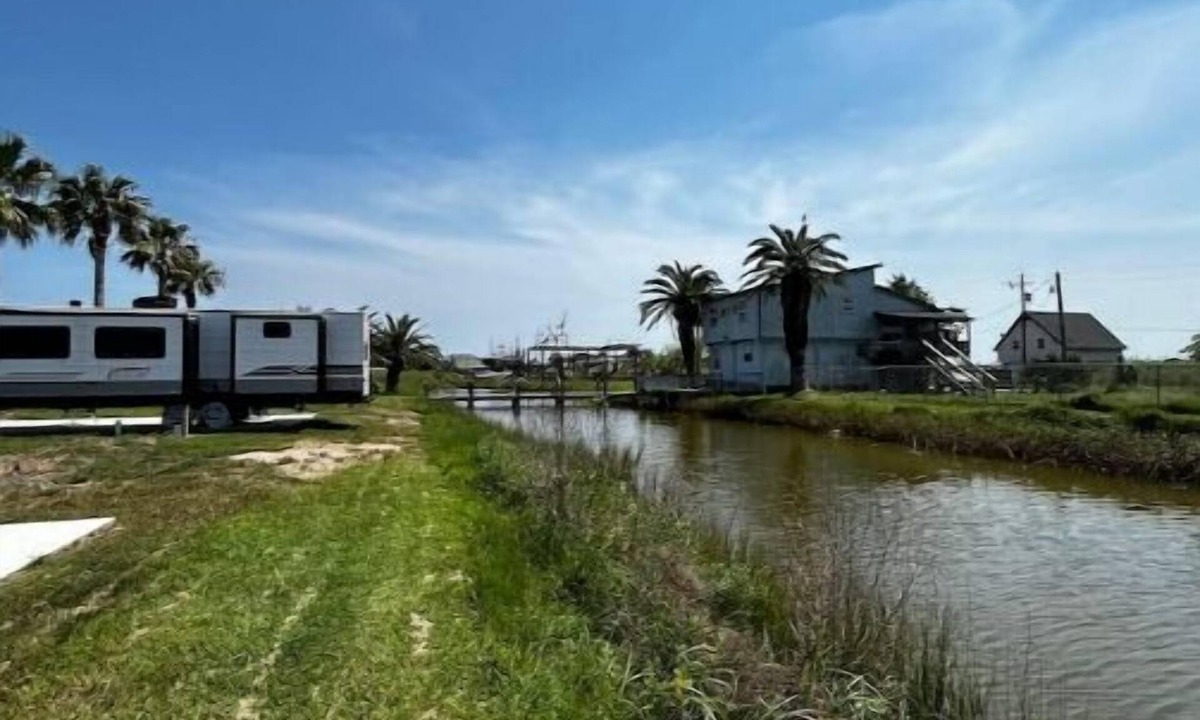 Crystal Beach RV Rental | Huge RV Campsite less than a mile from the beach!
