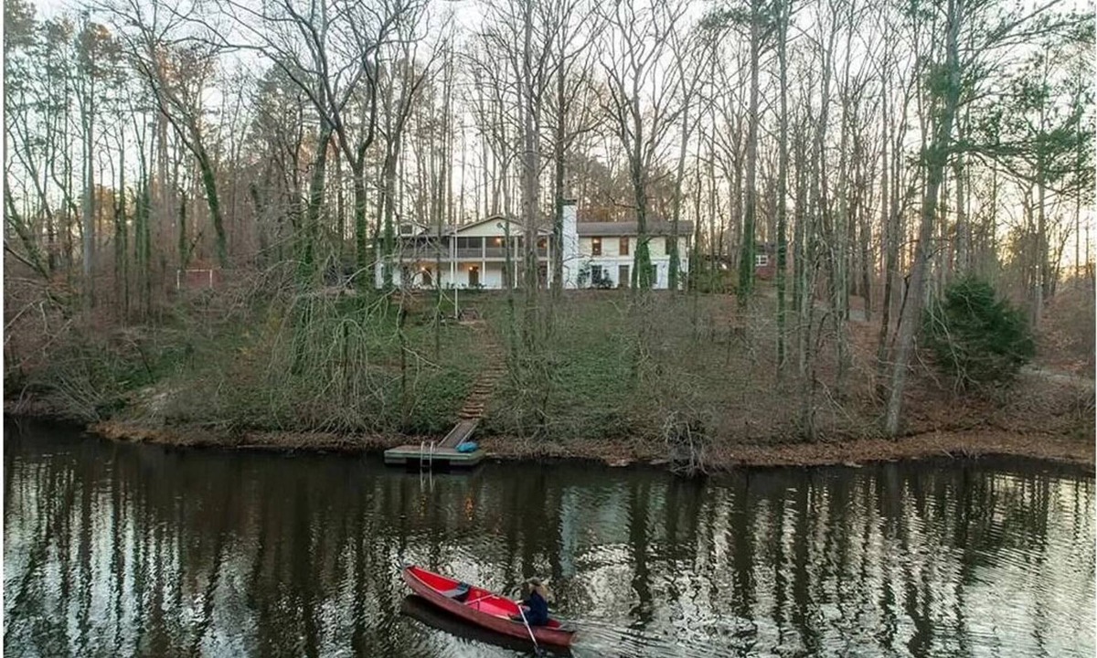 Woodstock House | Huge Secluded Lakeside Super Private Gorgeous Retreat