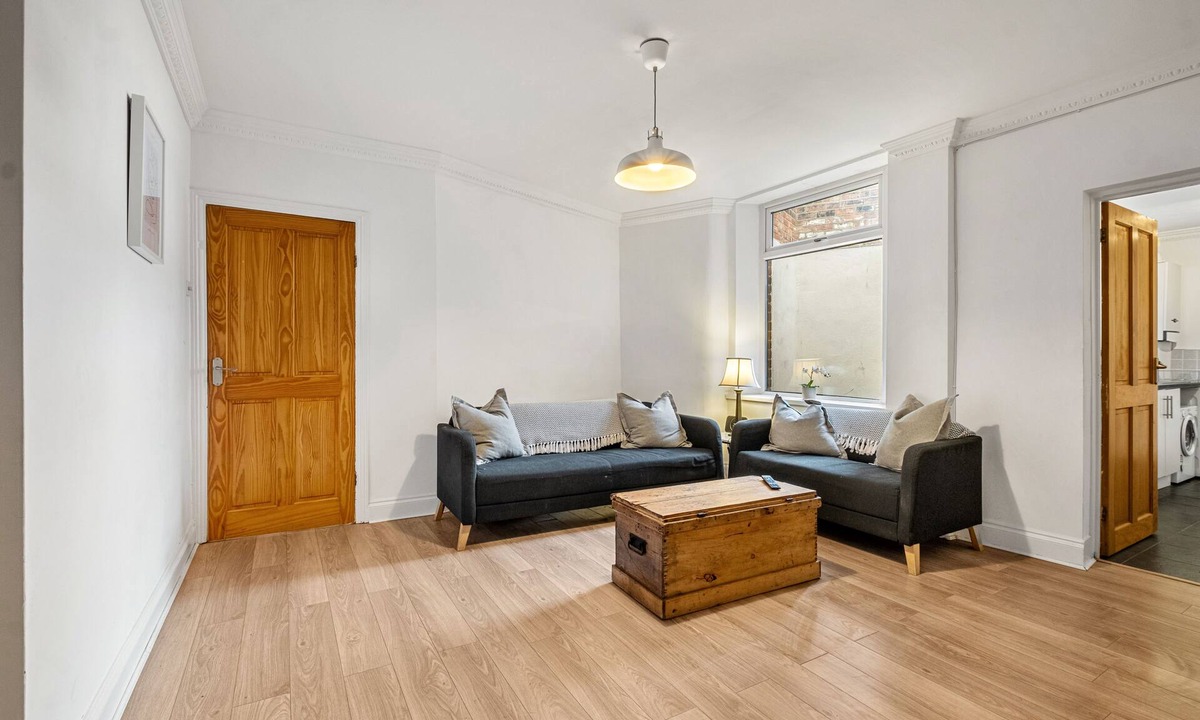 Heaton Apartment | Huge serviced Apartment with free parking.