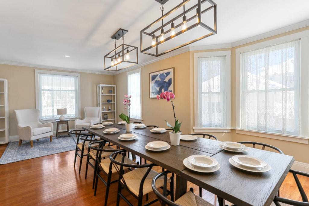 Lake Geneva House | HUGE Sleep 18 walk to lake/downtown pets OK