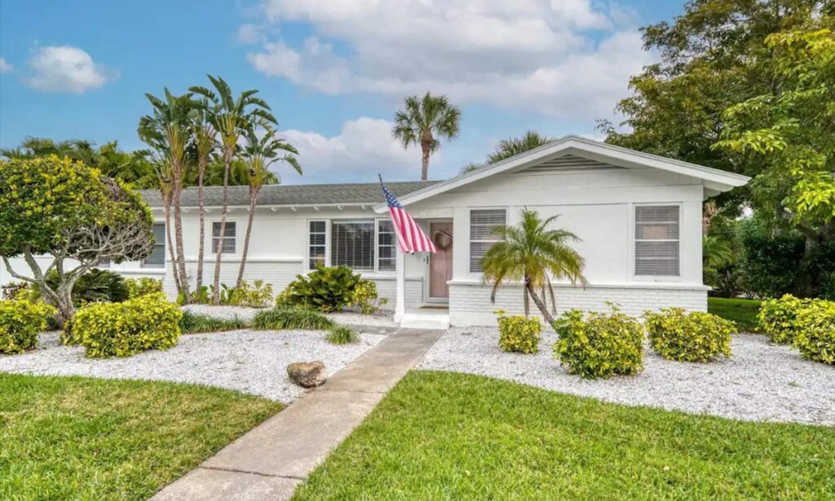 Carlouel Cottage | HUGE Spa- Quick Walk to the BEACH - 2 Family Rooms - Screened Patio