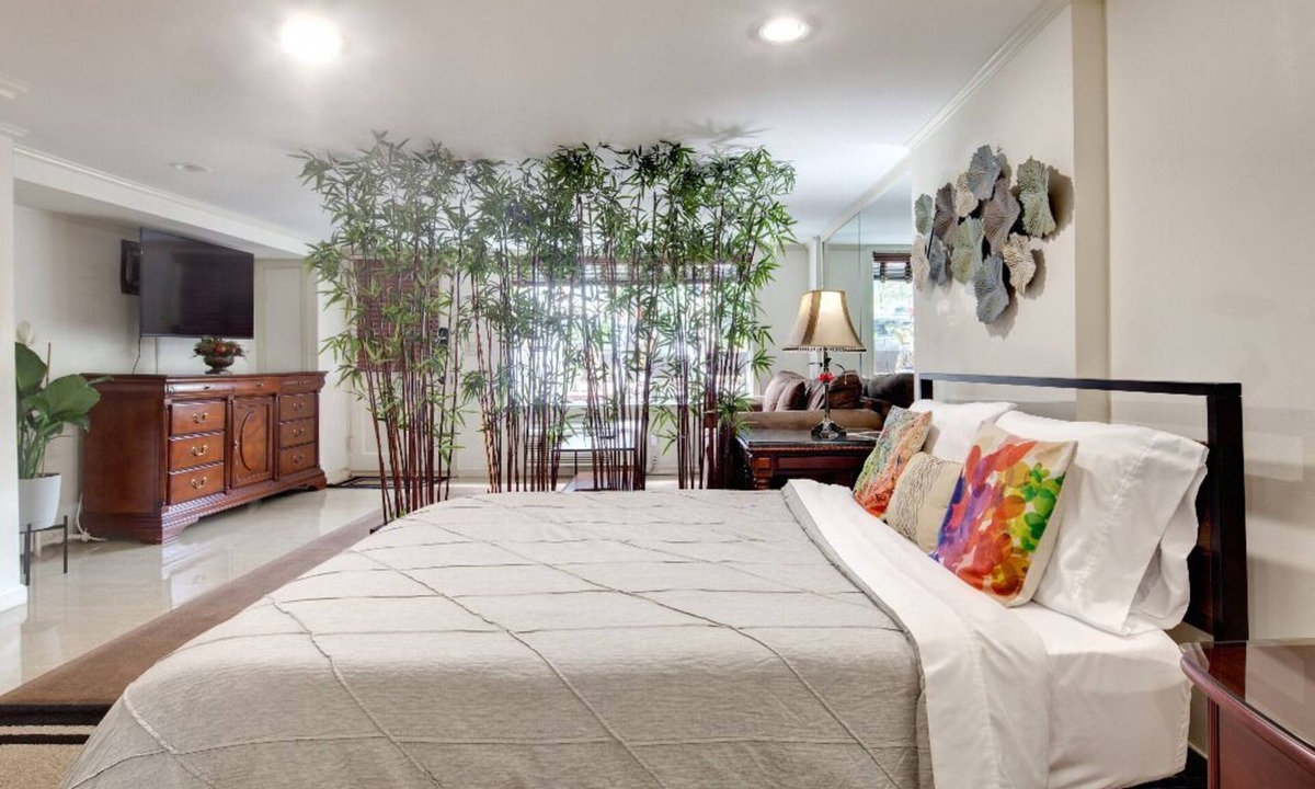 Old Town West Apartment | Huge Studio/Temp Control Mattress/Free Parking