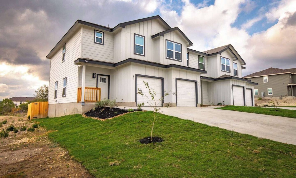 Castroville House | HUGE Triplex 9Br+7.5Ba Near Sea World Sleeps 24!