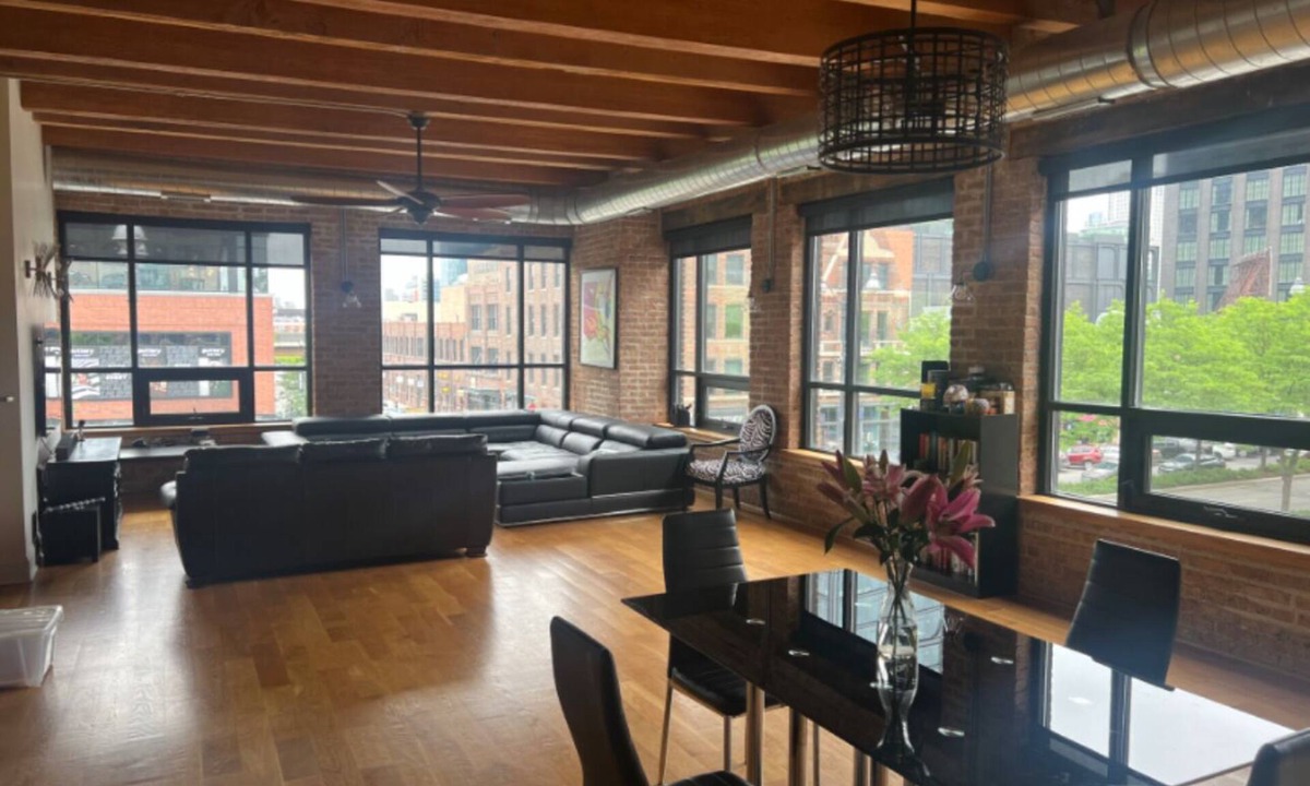 West Loop Apartment | HUGE West Loop 3BR Penthouse Loft on Randolph with Rooftop and Garage Parking!