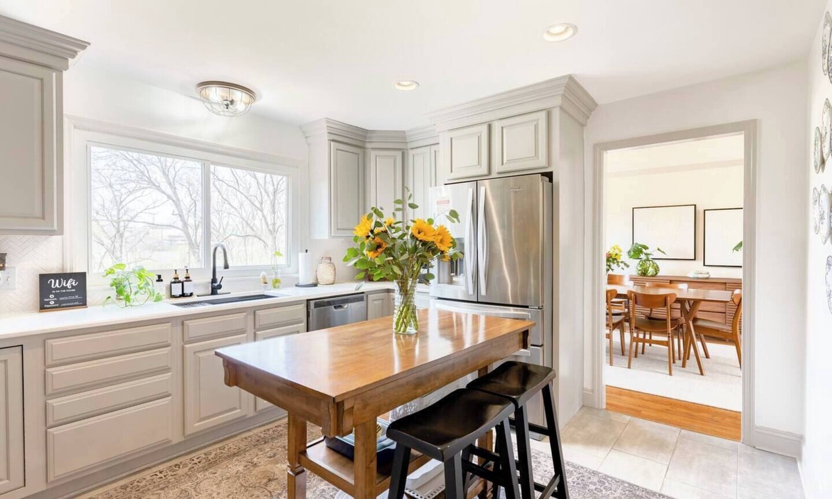 Des Peres House | Huge yard - 10 min walk to shops & restaurants