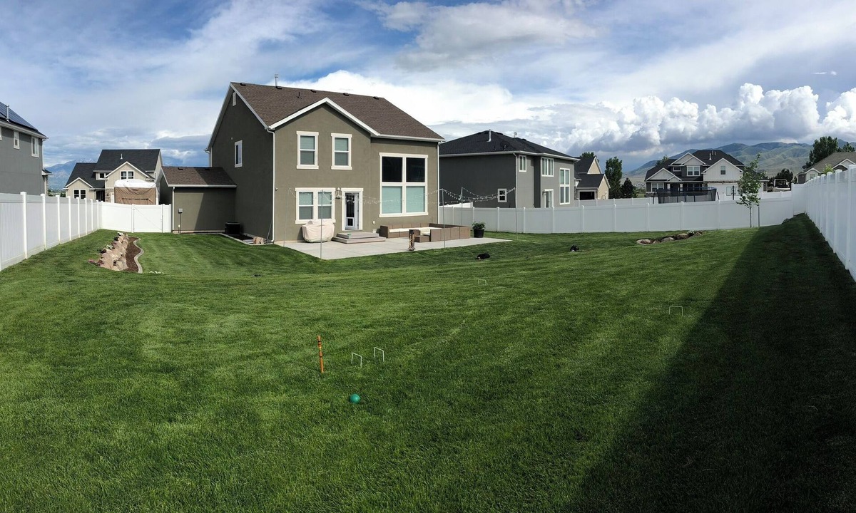 Saratoga Springs House | HUGE YARD Centrally Located Fully-Fenced & Parks!