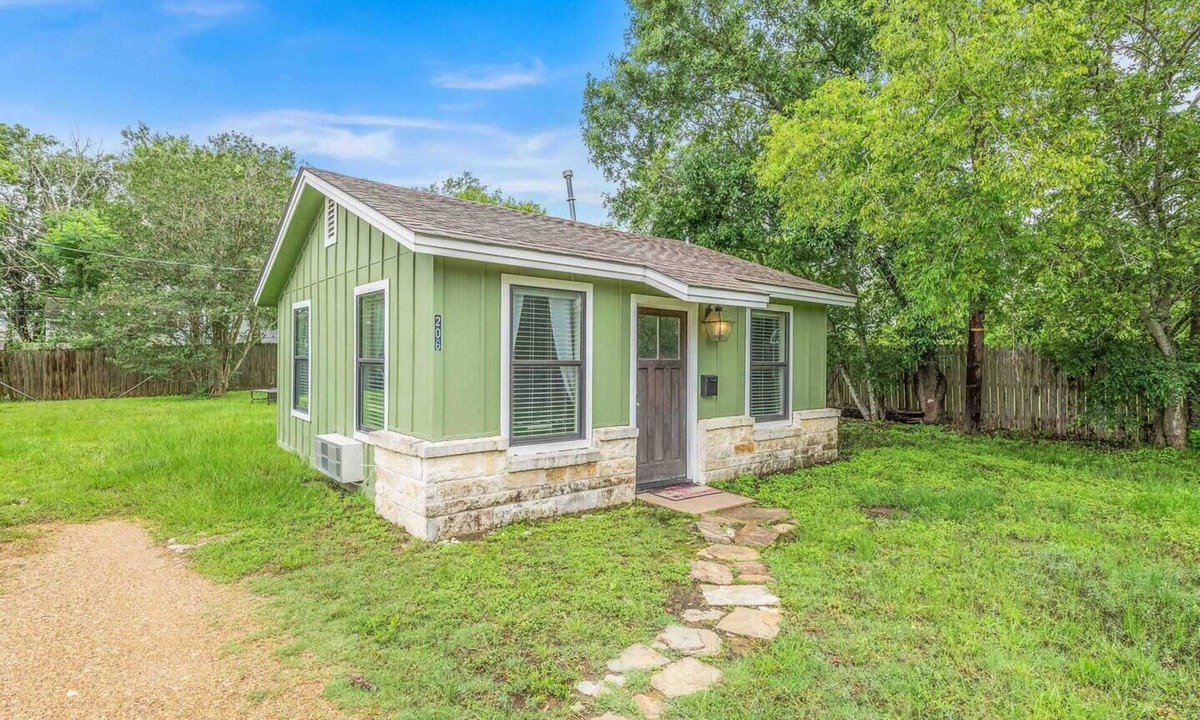 West Park House | Hullabaloo Hut ~ Less than a mile to TAMU CAMPUS!