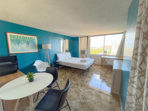 McCully - Moiliili Apartment | Humble Hawaiian Monarch Studio