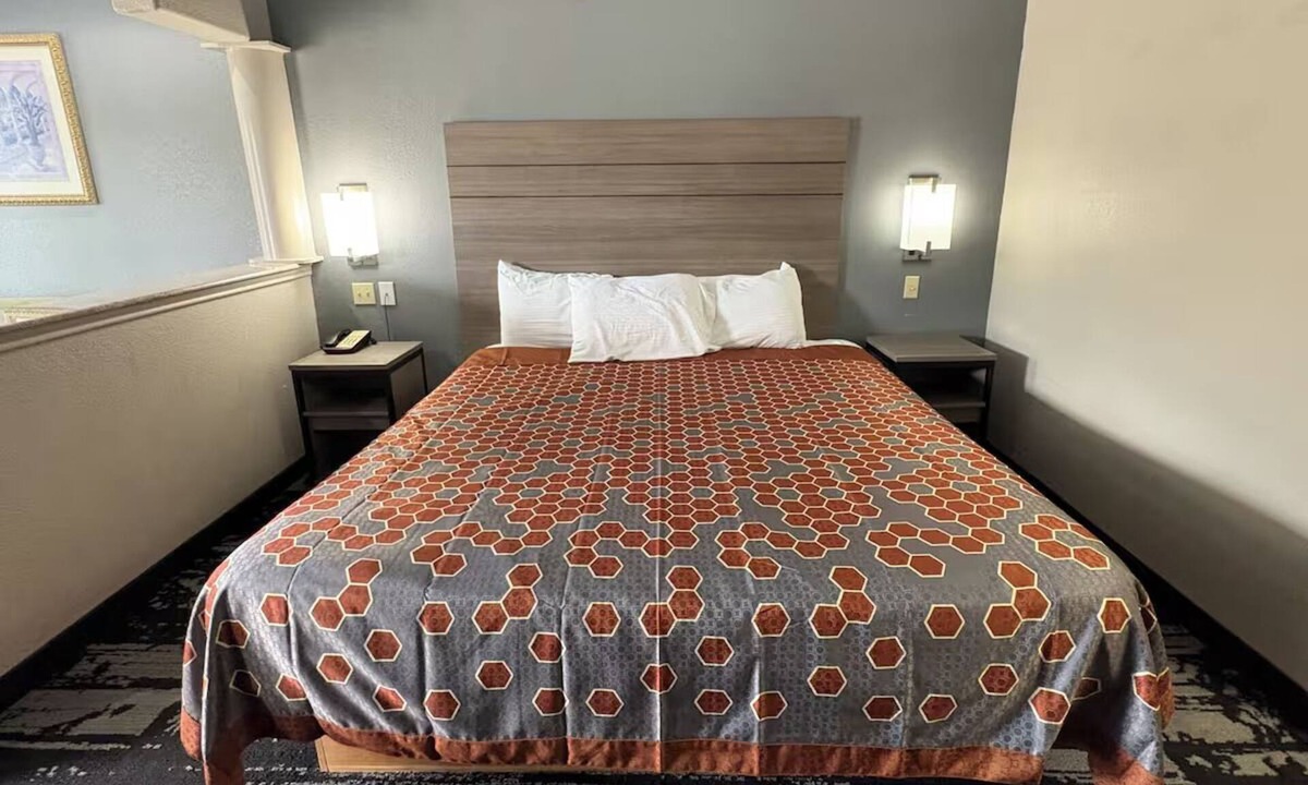 Humble Hotel | Humble King Room w/Kitchenette – Family-Friendly Stay w/Free Parking