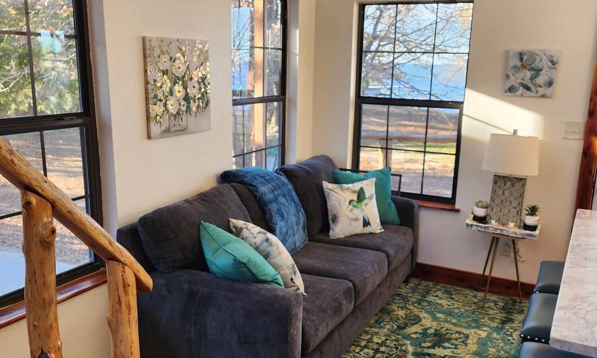 Cayuga Cabin | Hummingbird Cottage Right on the Lake!