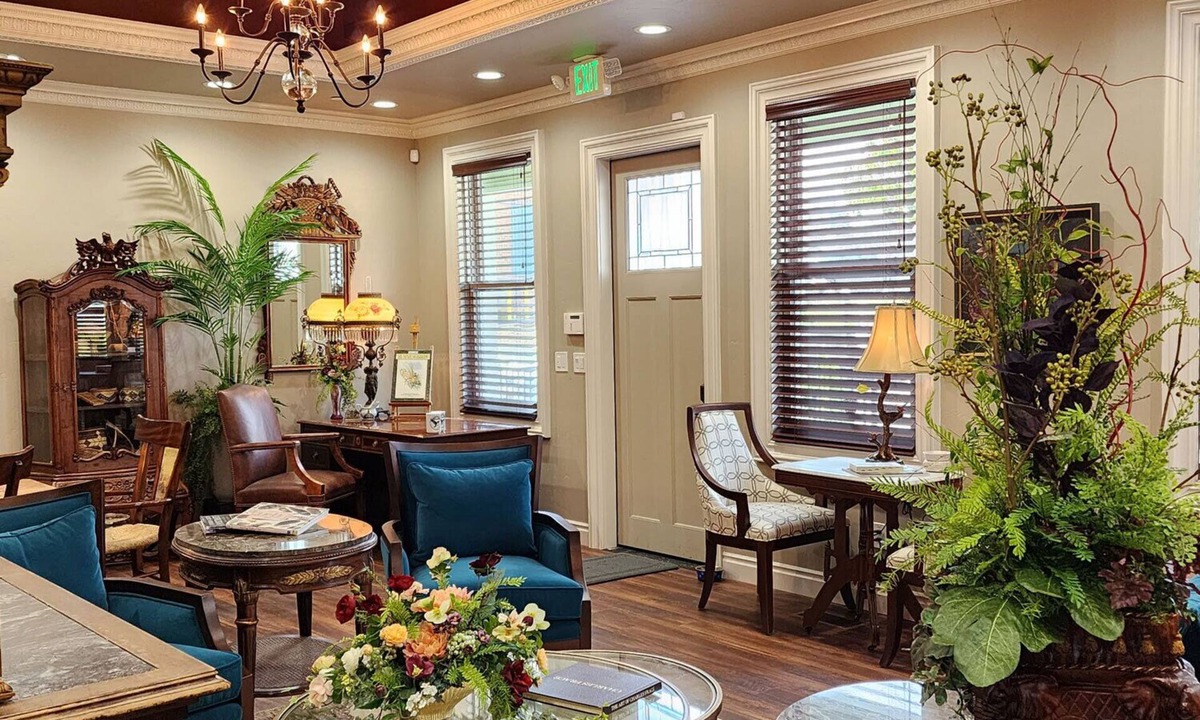 Red Bluff Hotel | Hummingbird House