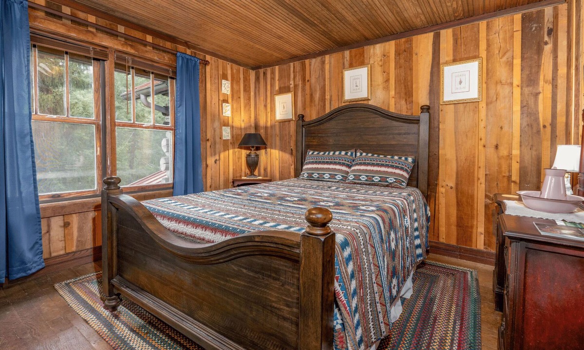 Topton Bed & Breakfast | Hummingbird Suite (Second Floor, Queen)