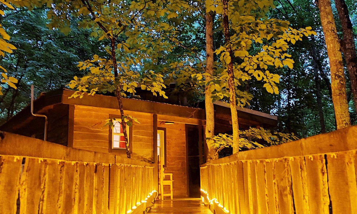 Monteagle Cabin | Hummingbird Treehouse w/Hot Tub & Firepit