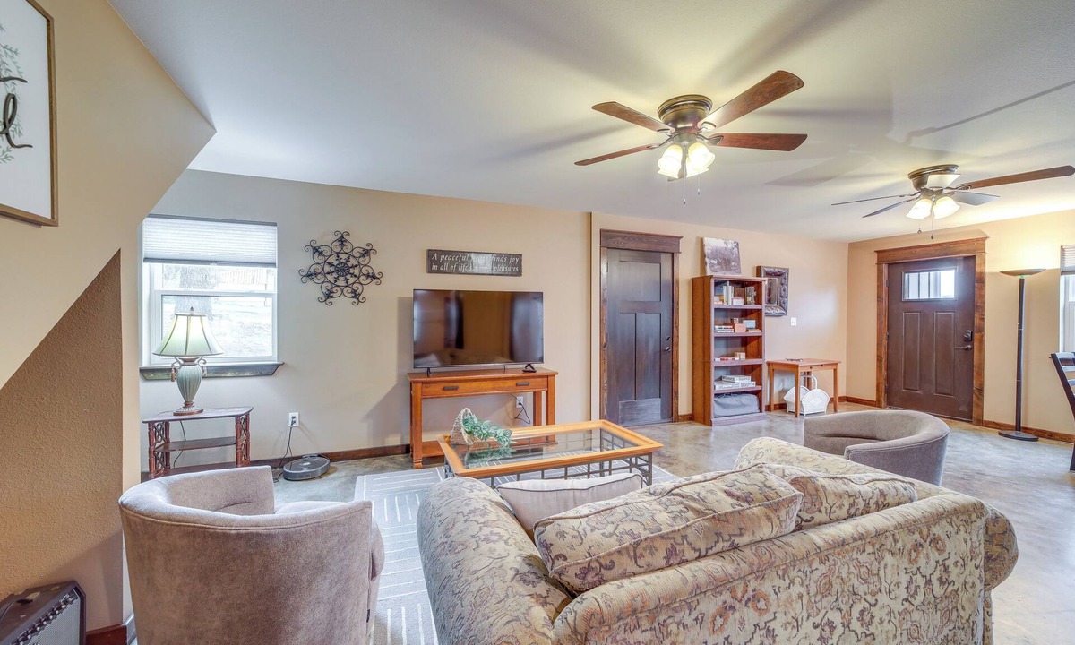 Daisy House | Hunt, Fish & Enjoy the Outdoors: Rural Atoka Home
