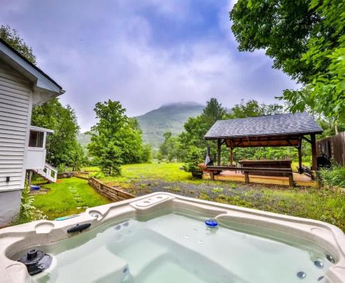 Hunter House | Hunter Hideaway with Hot Tub