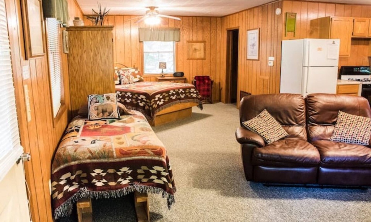 Triumph Apartment | Hunters cabin near Starved Rock at Kishauwau Cabins - sleeps 4 - no animals