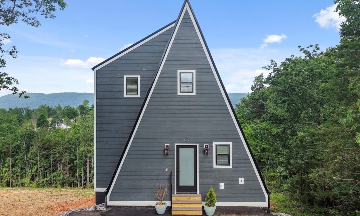 Chattanooga Valley Cabin | Hunters Ridge | Rustic Design w/Mtn Views+Hot tub