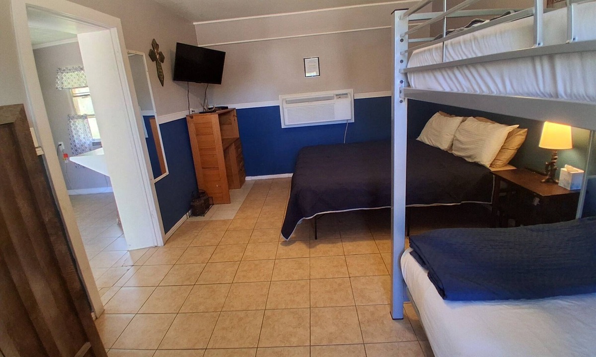 Buchanan Dam Cabin | HUNTERS SUITE SLEEPS 6
