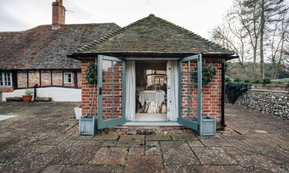 Henley House | Hunts Cottage - Pet Friendly - From 200 Per Night