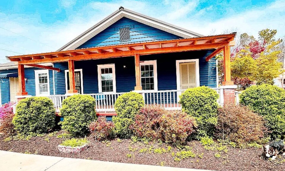 Huntsville House | Huntsville’s Blue Cedar-porch Getaway