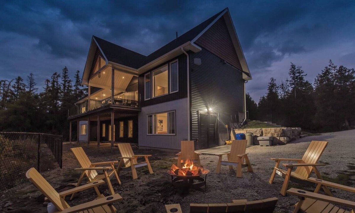 South Bruce Peninsula Cottage | Huronia Luxury: Lakefront Views and Game Room