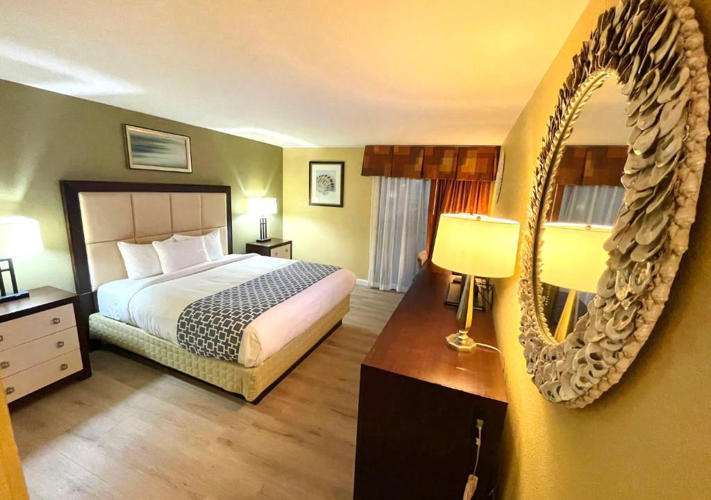 South Hutchinson Hotel | HUTCHI BELL