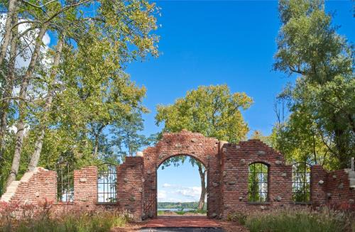 Kingston Resort | Hutton Brickyards Riverfront Hotel & Venue