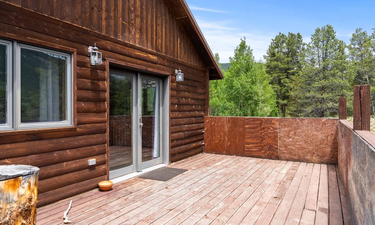 Leadville North House | Hwy 91 Log Cabin — 2BR/2BA, Fireplace, Mtn Views, Sleeps 4