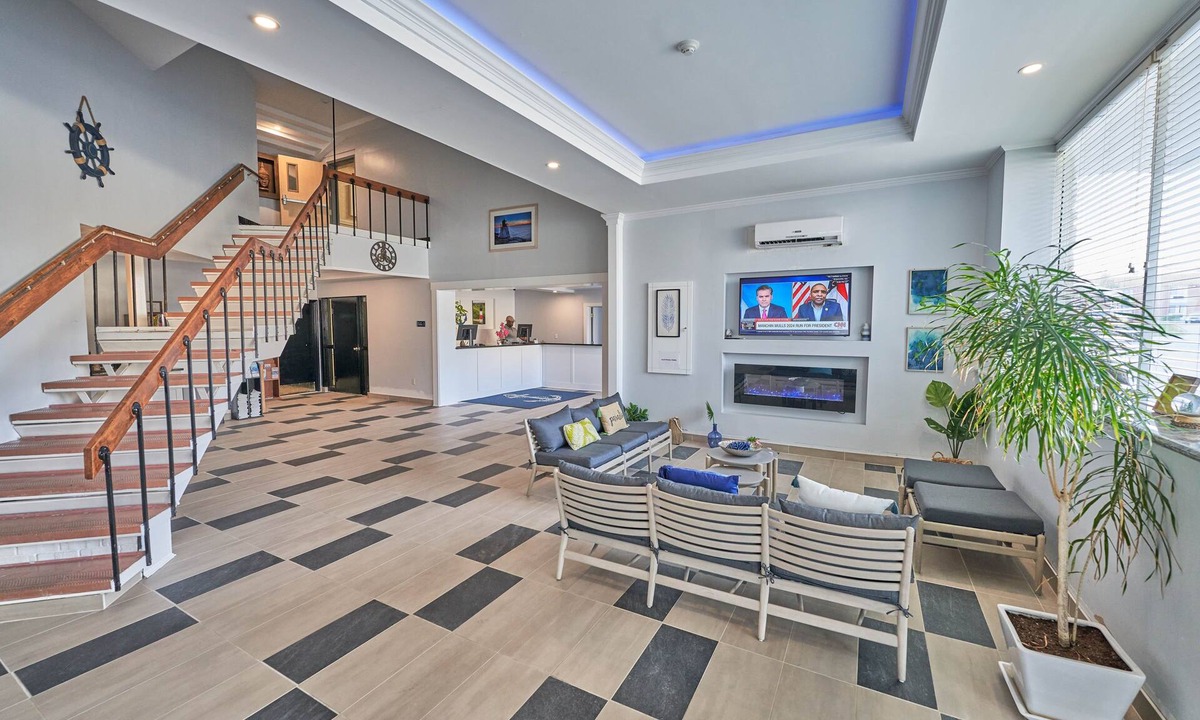 Main Street Hyannis Hotel | Hyannis Plaza Hotel