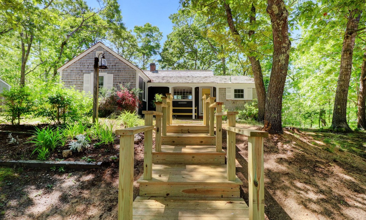 Hyannis Port House | Hyannis Port Cottage with Access to 3 Beautiful Ocean Beaches!