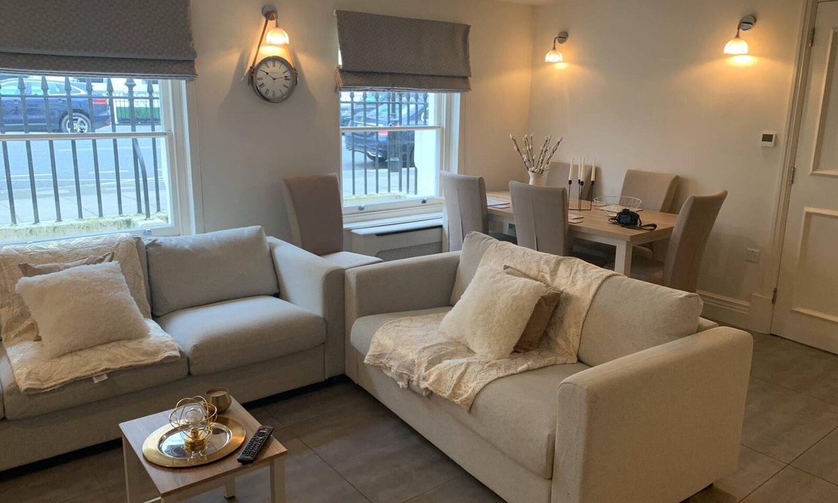 Bayswater Villa | Hyde Park 4 Bedroom Villa