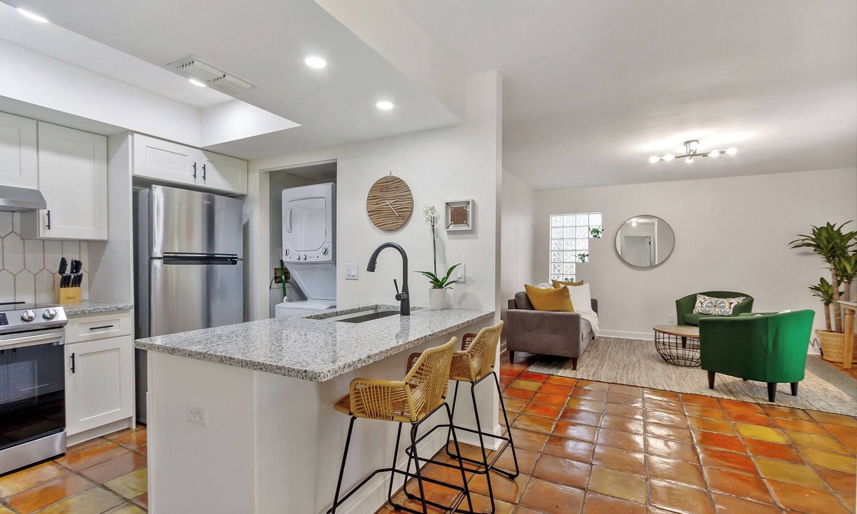 SoHo Condo | Hyde Park Condo - 2 b/2 ba - Location, Location, Location
