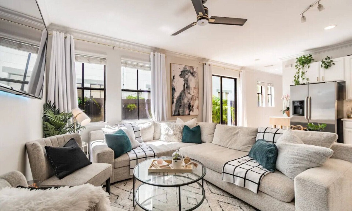 Courier City - Oscawana House | Hyde Park/SoHo/Downtown 2/2 Townhome