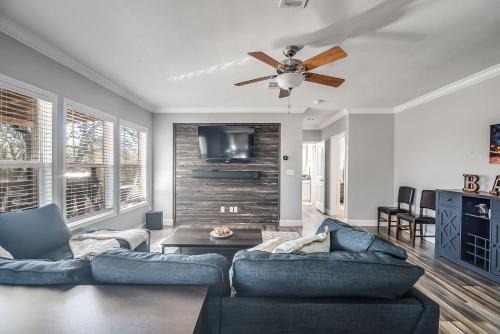 Johnson City House | Hye Life in the Hill Country!