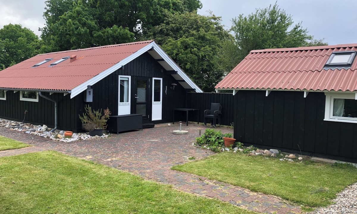Skovmose Cabin | Hyggeligt sommerhus med stor privat have og 800 meter til stranden.