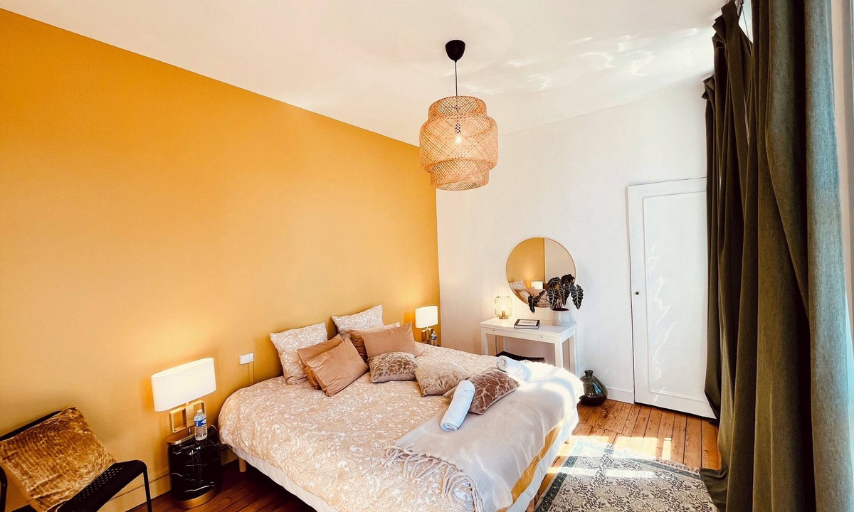 Le Bon Sauveur Apartment | HYPER CENTER ABBAYE AUX HOMMES BRIGHT AND CHARMING