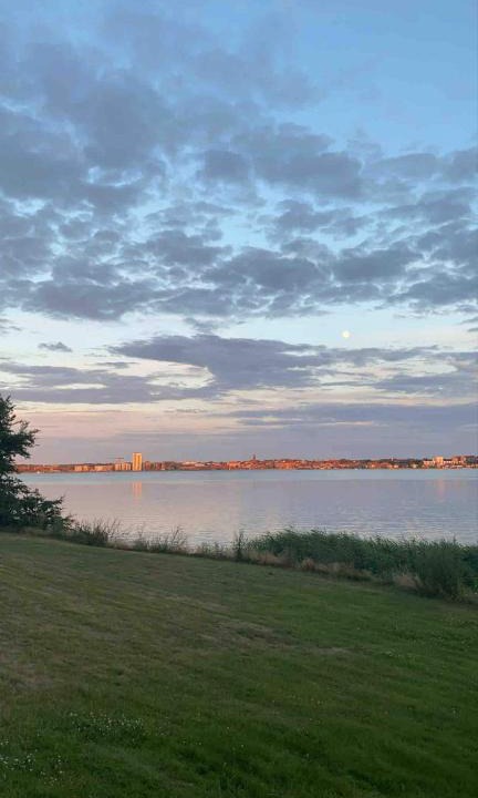 Holbaek House | Hytte i første række til fjord