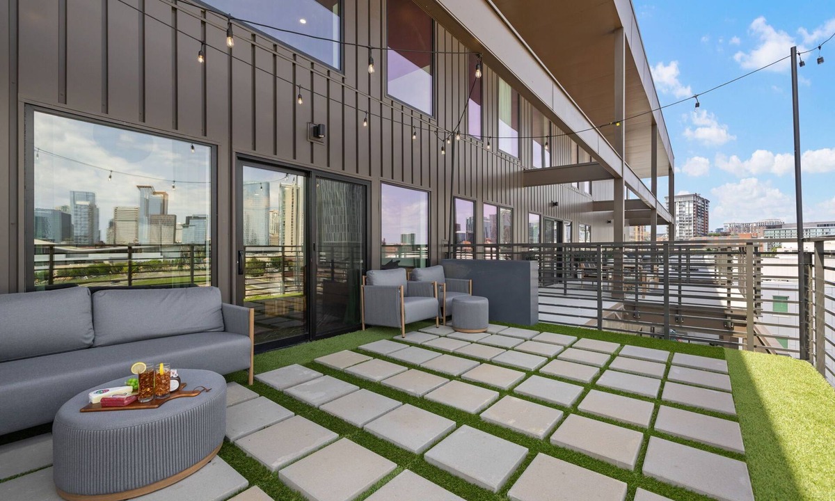 Sobro House | Hyve - Outlaw - Communal Pool & Clubhouse